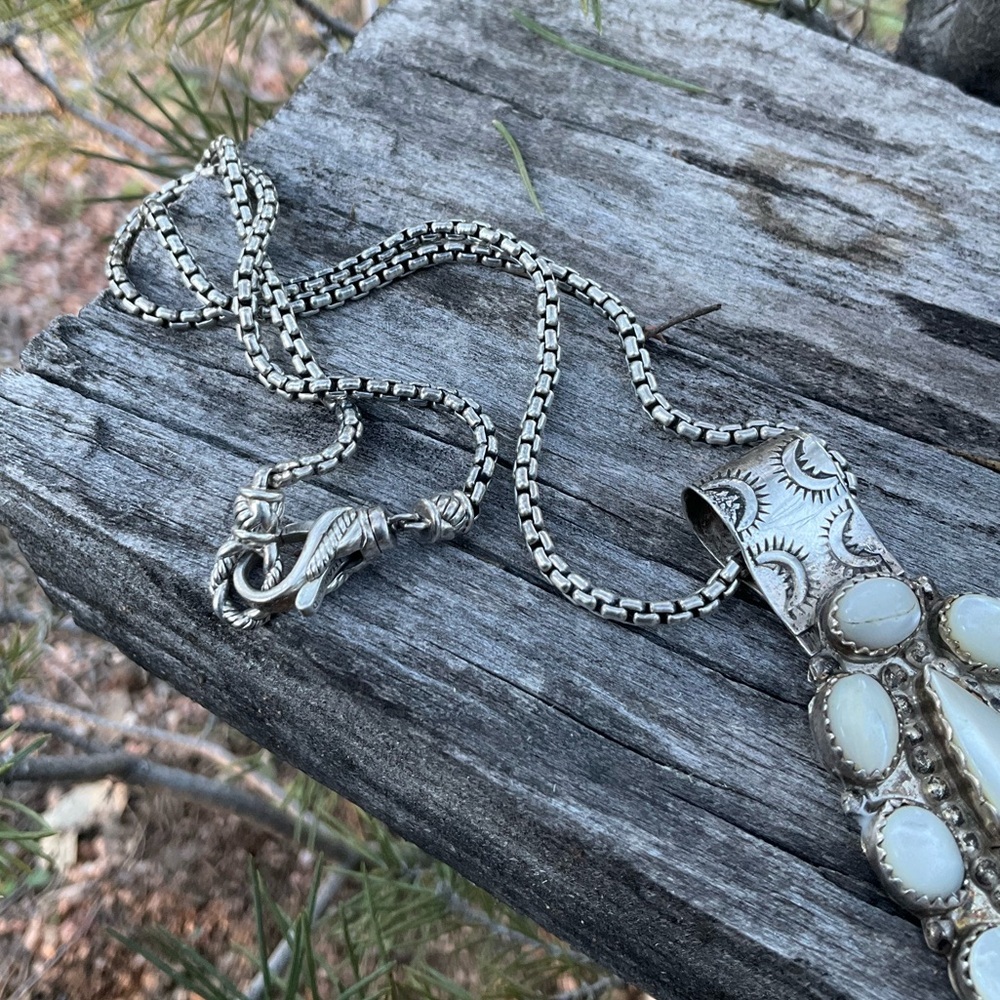 🌙 Native American Mother of Pearl Pendant & Thai Silver Chain - Picture 3 of 13